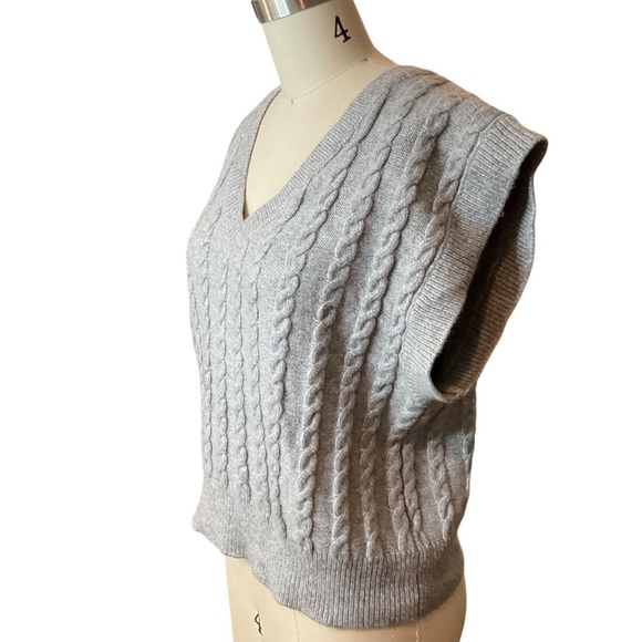 Cupcakes and Cashmere Cable Knit Sweater Vest Medium EUC - Picture 3 of 8